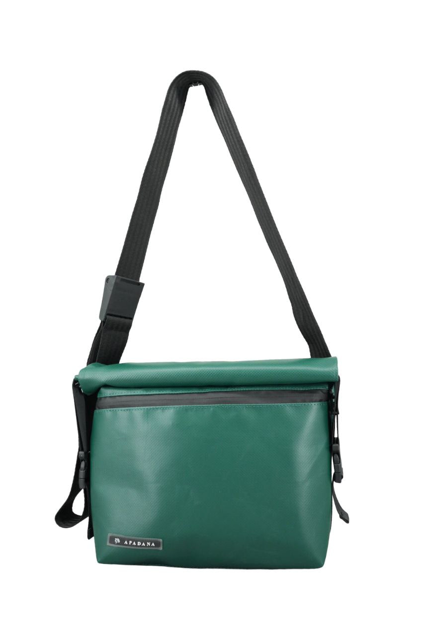Rolltop Umhängetasche aus recycelter LKW-Plane