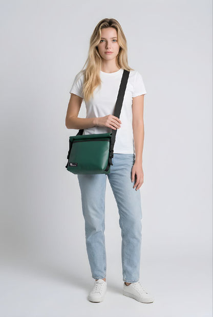 Rolltop Umhängetasche aus recycelter LKW-Plane