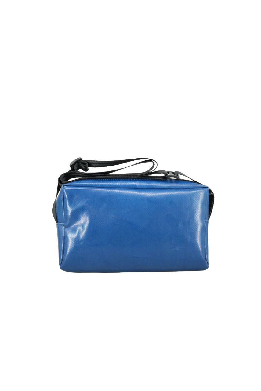 Crossbody Umhängetasche aus recycelter LKW-Plane – Handgemacht