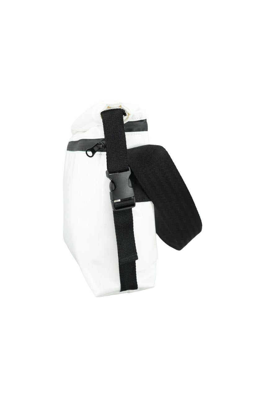 Rolltop Umhängetasche aus recycelter LKW-Plane