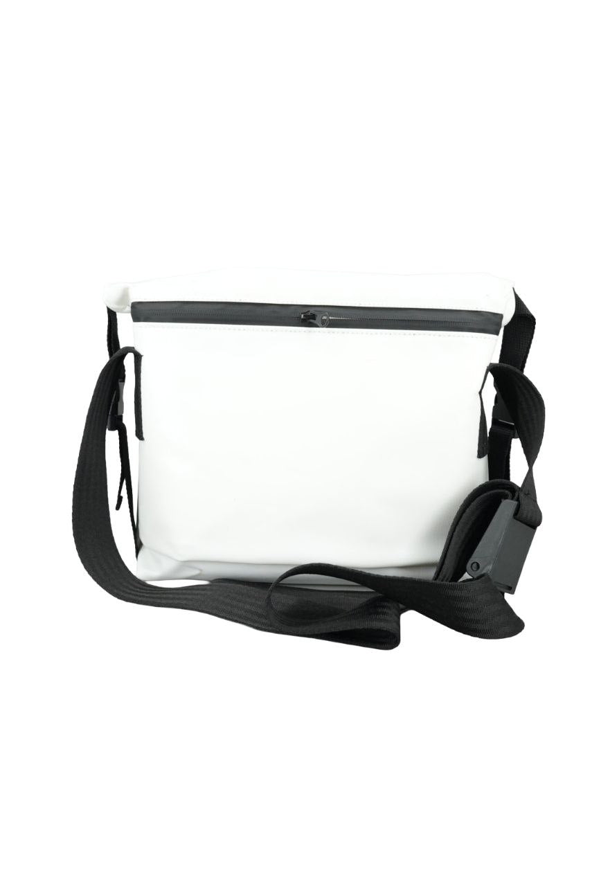 Rolltop Umhängetasche aus recycelter LKW-Plane