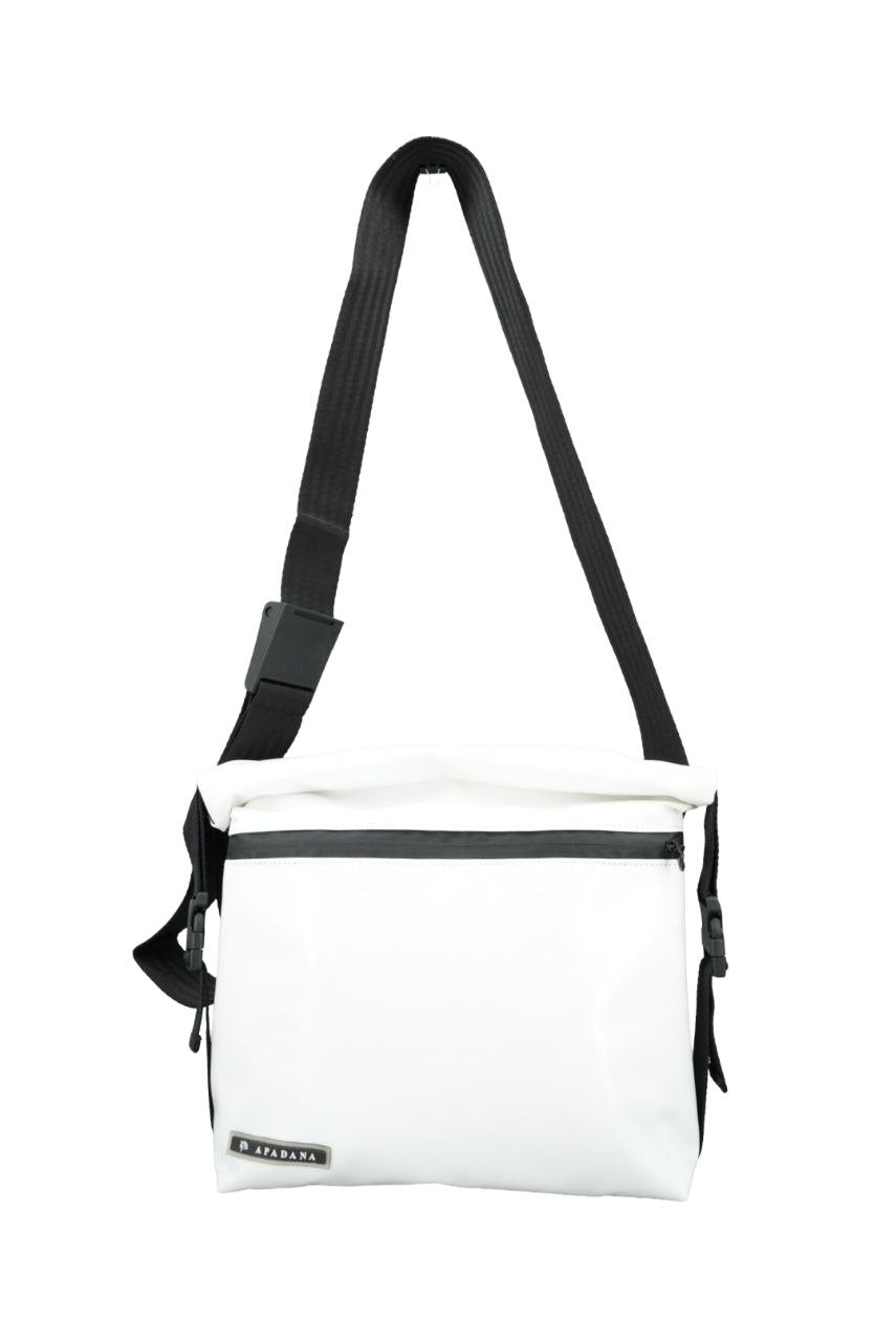 Rolltop Umhängetasche aus recycelter LKW-Plane