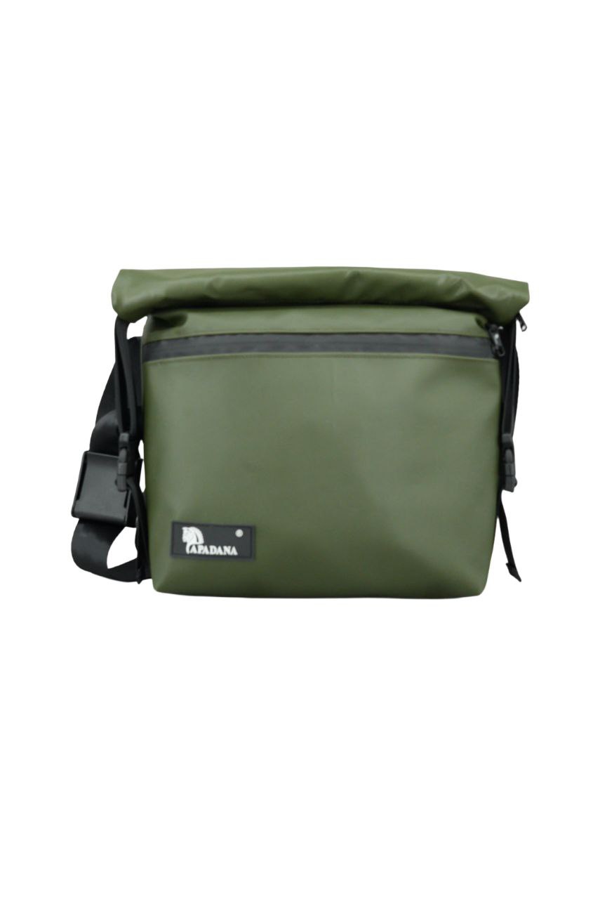 Rolltop Umhängetasche aus recycelter LKW-Plane