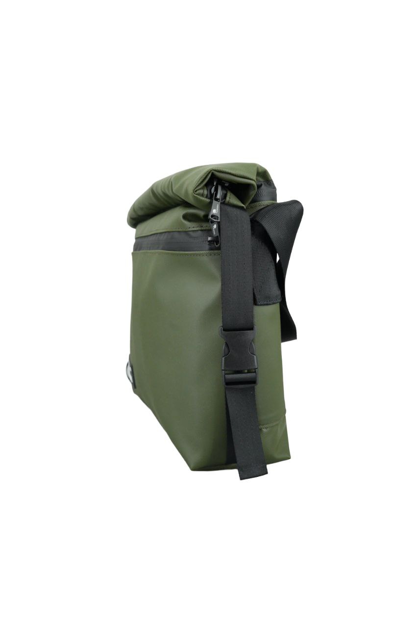 Rolltop Umhängetasche aus recycelter LKW-Plane