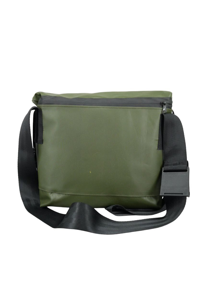 Rolltop Umhängetasche aus recycelter LKW-Plane