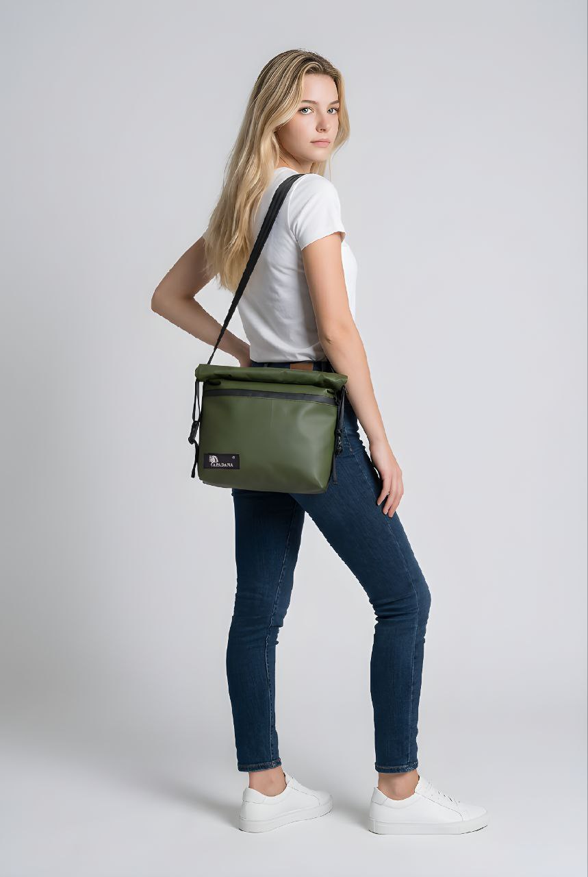 Rolltop Umhängetasche aus recycelter LKW-Plane