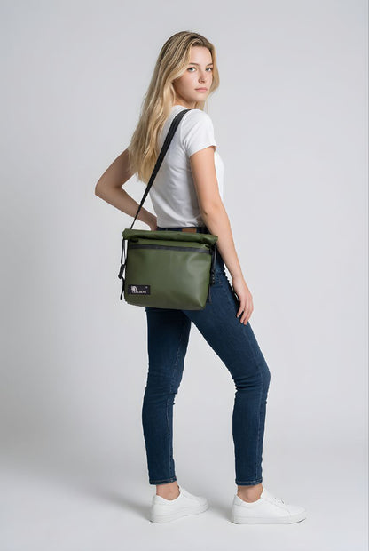 Rolltop Umhängetasche aus recycelter LKW-Plane
