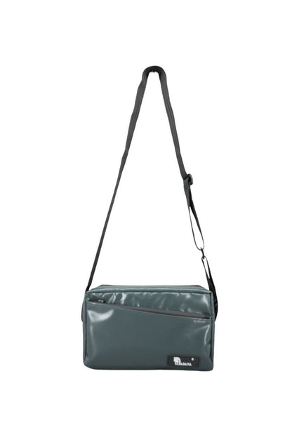 Crossbody Umhängetasche aus recycelter LKW-Plane – Handgemacht