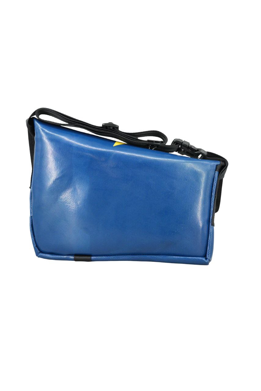Asymmetrische Umhängetasche aus recycelter LKW-Plane – Handgemachte Messenger Bag