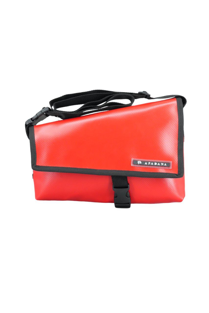 Asymmetrische Umhängetasche aus recycelter LKW-Plane – Handgemachte Messenger Bag