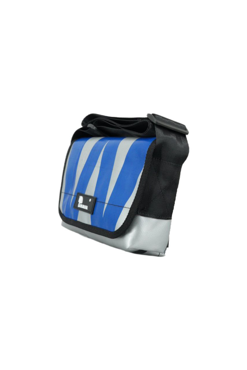 Umhängetasche aus recycelter LKW-Plane | Handgemacht | Unisex | Upcycling Schultertasche