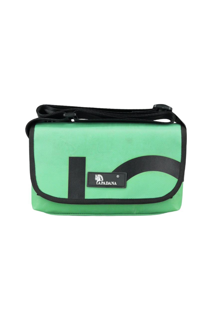 Umhängetasche aus recycelter LKW-Plane | Handgemacht | Unisex | Upcycling Schultertasche