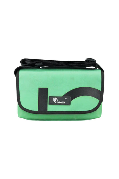 Umhängetasche aus recycelter LKW-Plane | Handgemacht | Unisex | Upcycling Schultertasche