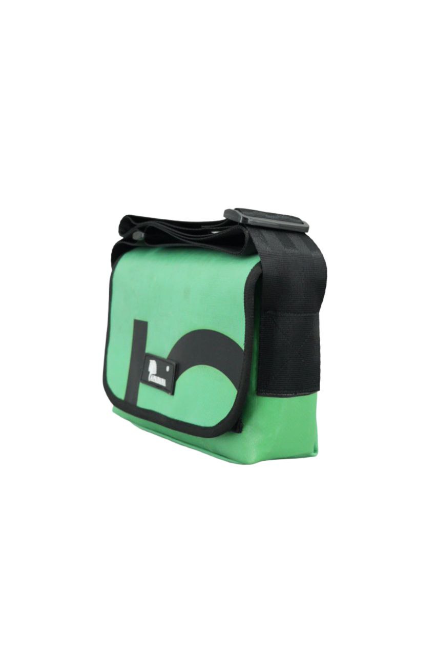 Umhängetasche aus recycelter LKW-Plane | Handgemacht | Unisex | Upcycling Schultertasche