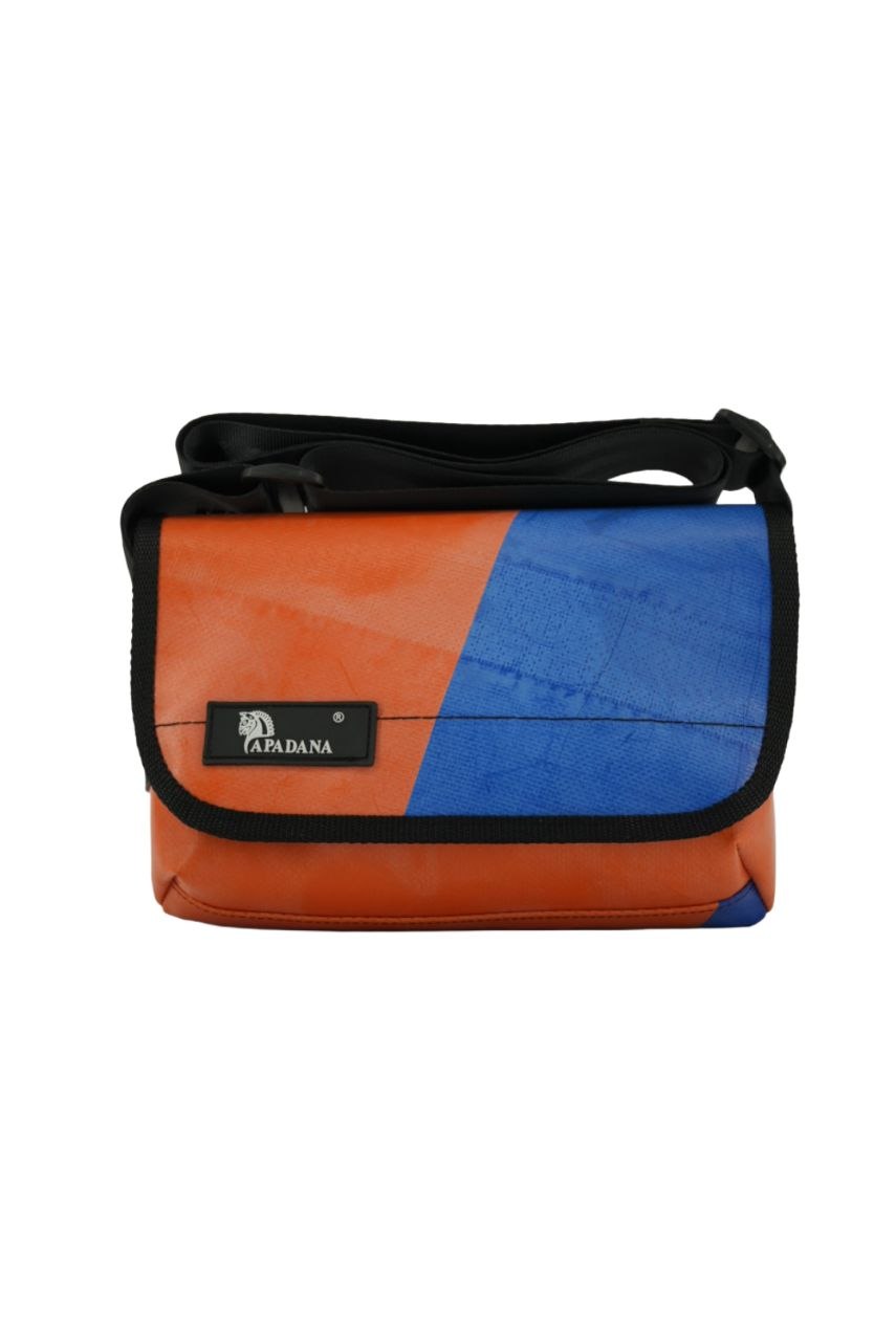 Umhängetasche aus recycelter LKW-Plane | Handgemacht | Unisex | Upcycling Schultertasche