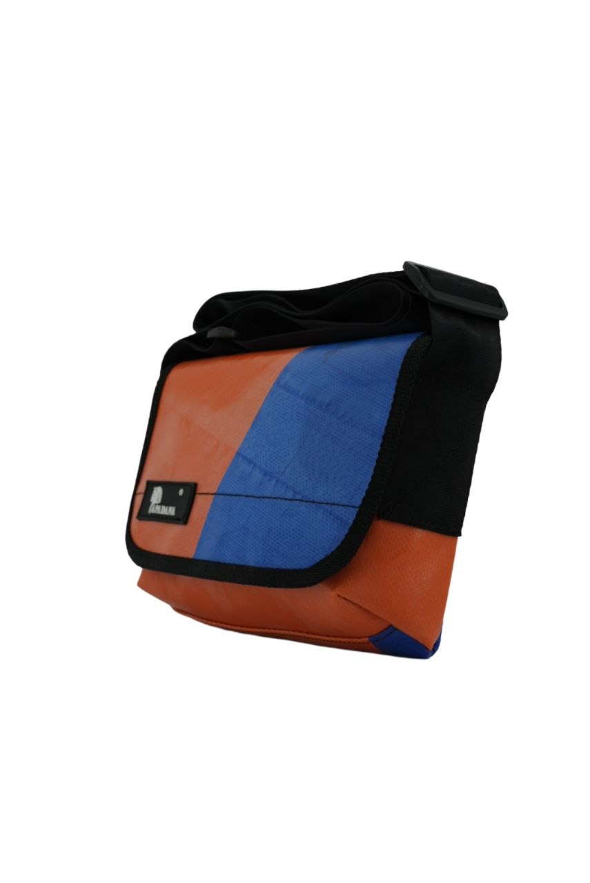 Umhängetasche aus recycelter LKW-Plane | Handgemacht | Unisex | Upcycling Schultertasche