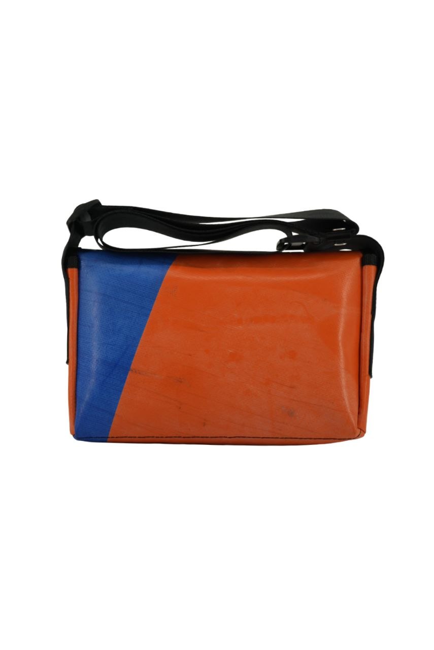 Umhängetasche aus recycelter LKW-Plane | Handgemacht | Unisex | Upcycling Schultertasche