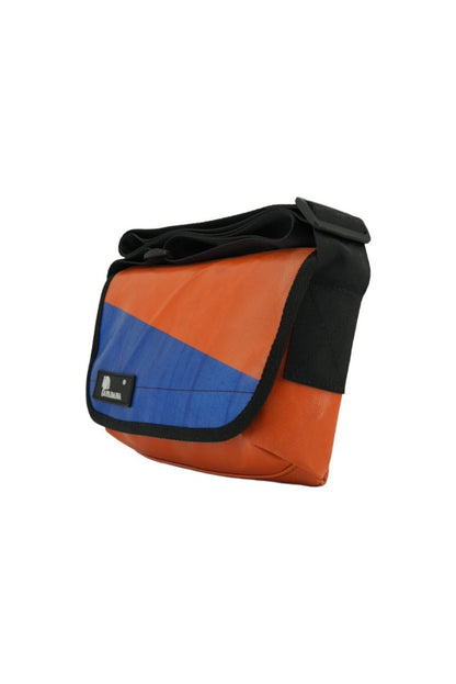 Umhängetasche aus recycelter LKW-Plane | Handgemacht | Unisex | Upcycling Schultertasche