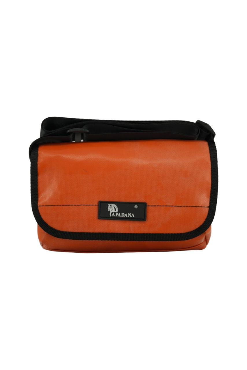 Umhängetasche aus recycelter LKW-Plane | Handgemacht | Unisex | Upcycling Schultertasche