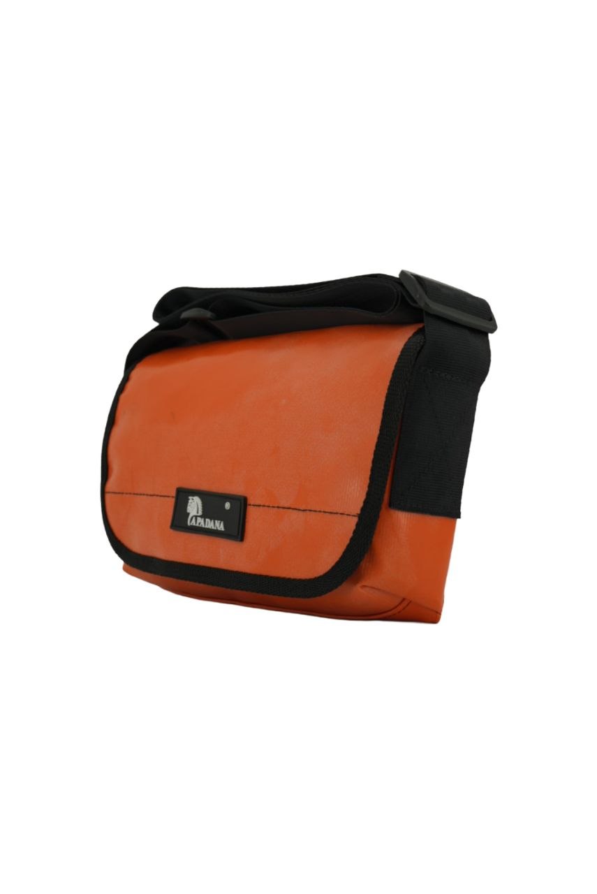 Umhängetasche aus recycelter LKW-Plane | Handgemacht | Unisex | Upcycling Schultertasche