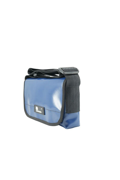 Upcycling Bauchtasche aus LKW-Plane – Unisex Crossbody Bag – 3 Fächer