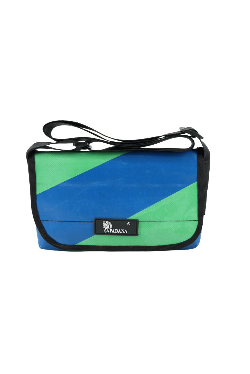 Umhängetasche aus recycelter LKW-Plane | Handgemacht | Unisex | Upcycling Schultertasche