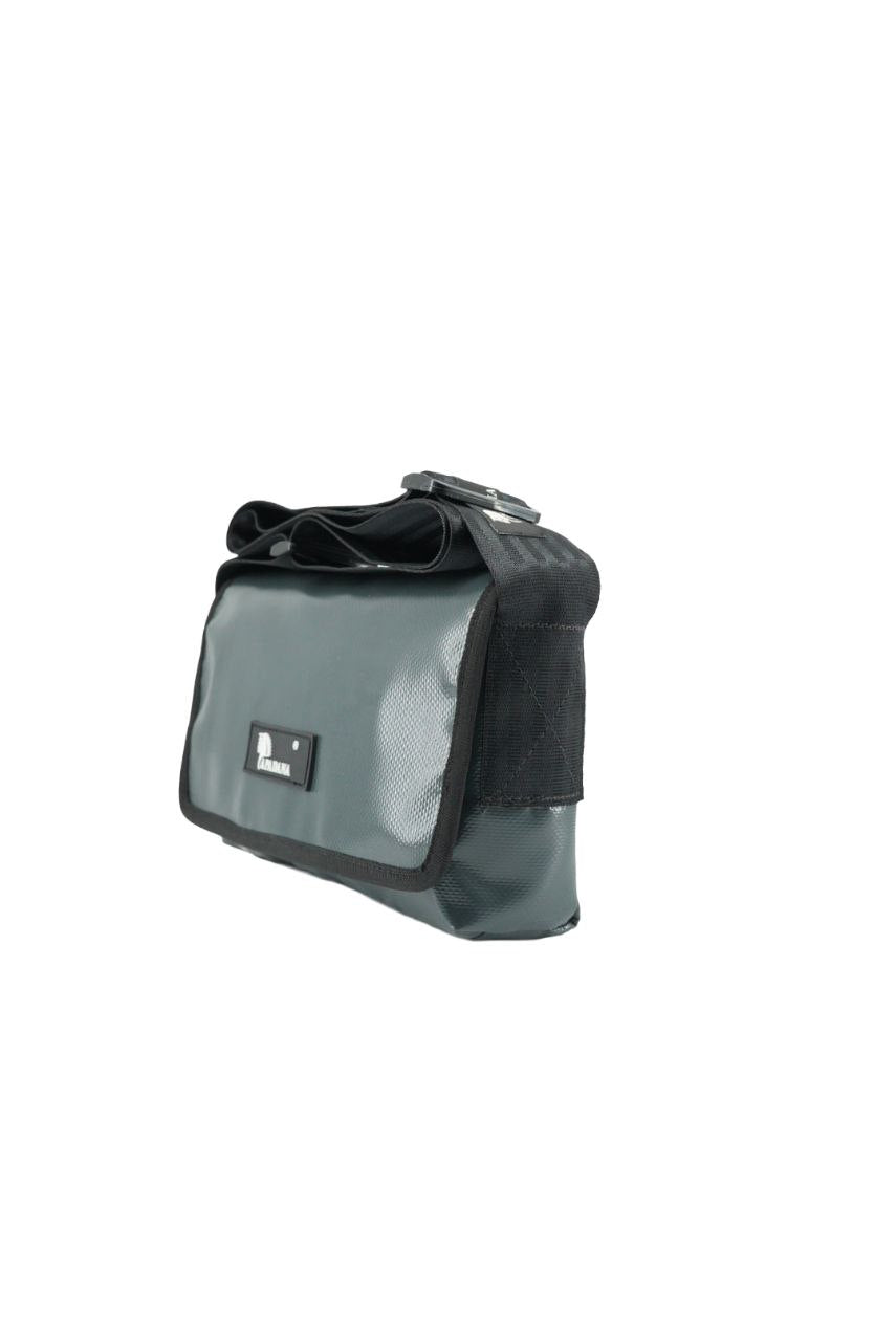 Upcycling Bauchtasche aus LKW-Plane – Unisex Crossbody Bag – 3 Fächer