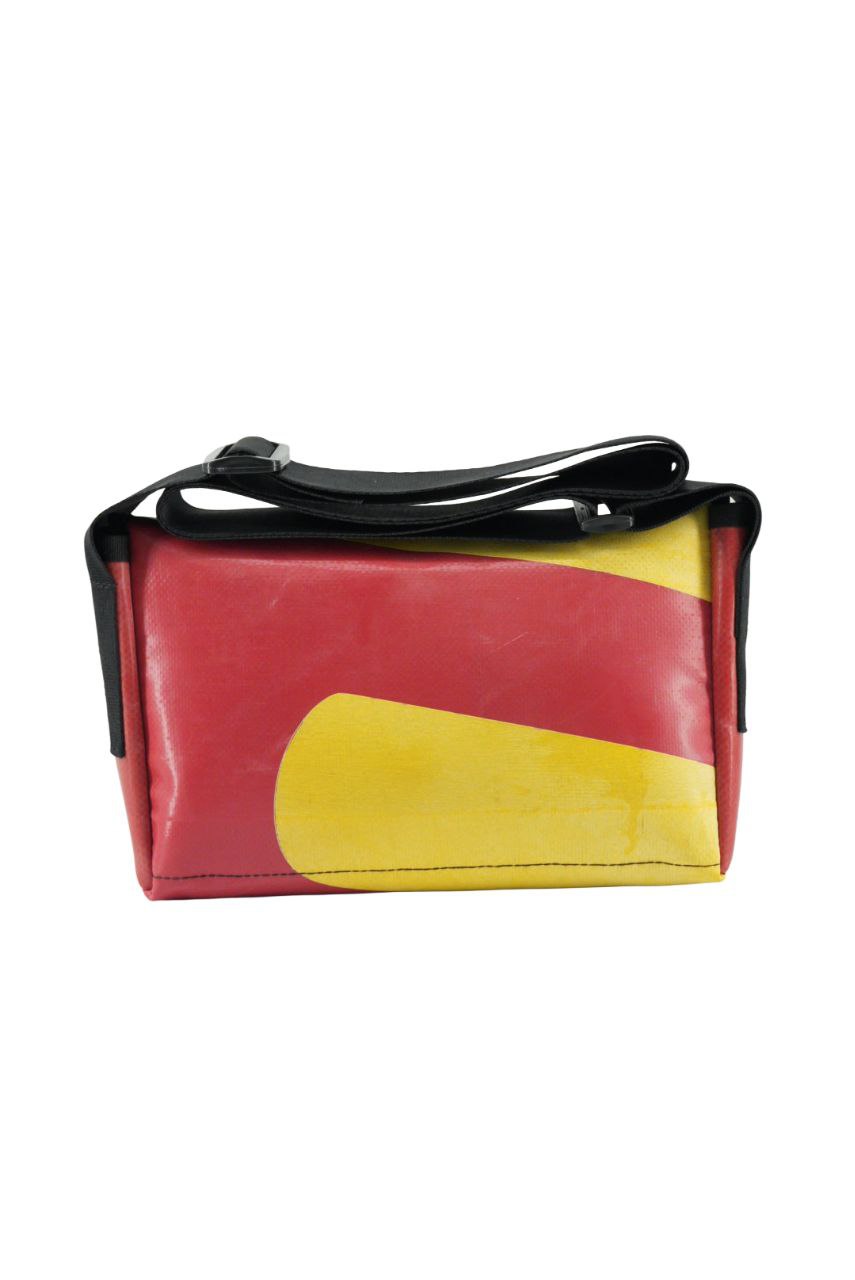 Umhängetasche aus recycelter LKW-Plane | Handgemacht | Unisex | Upcycling Schultertasche
