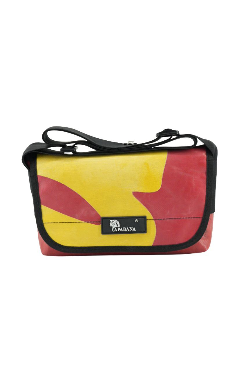 Umhängetasche aus recycelter LKW-Plane | Handgemacht | Unisex | Upcycling Schultertasche