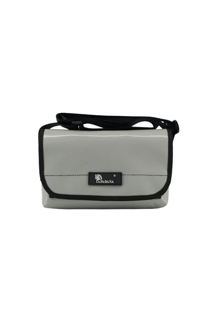 Upcycling Bauchtasche aus LKW-Plane – Unisex Crossbody Bag – 3 Fächer