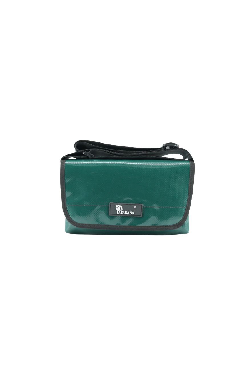Upcycling Bauchtasche aus LKW-Plane – Unisex Crossbody Bag – 3 Fächer