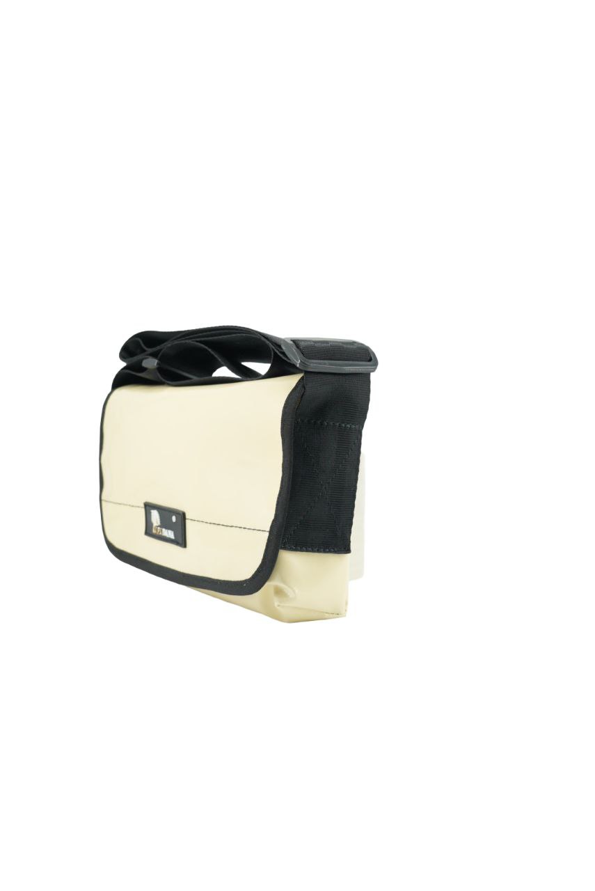 Upcycling Bauchtasche aus LKW-Plane – Unisex Crossbody Bag – 3 Fächer