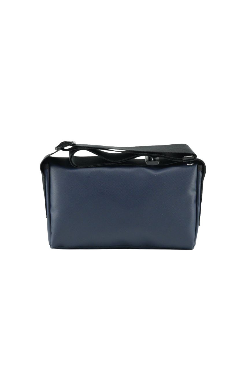 Upcycling Bauchtasche aus LKW-Plane – Unisex Crossbody Bag – 3 Fächer